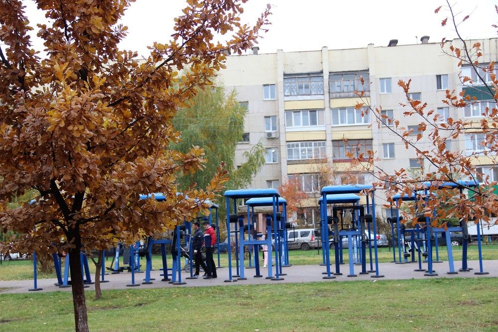 Спорткомплекс на улице города.