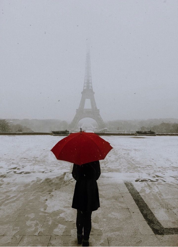 Девушка с красным зонтом