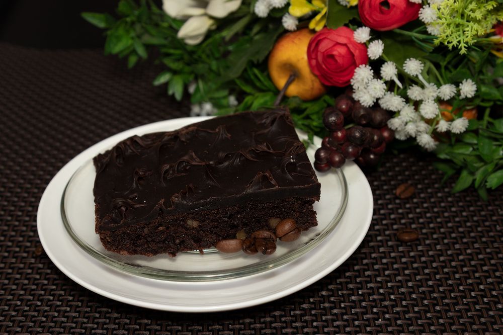 Шоколадное искушение в цветочном окружении.