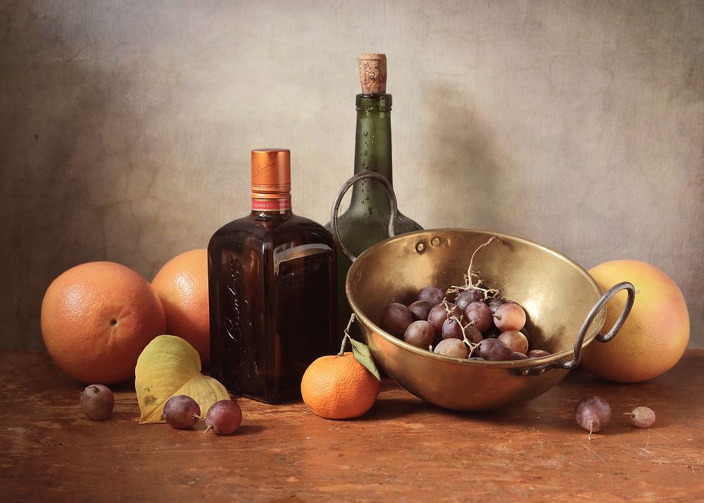 Фрукты и бутылка куантро.