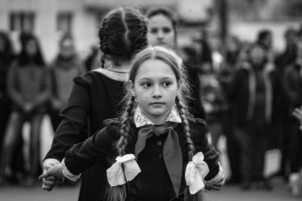 На площадке танцевальной...