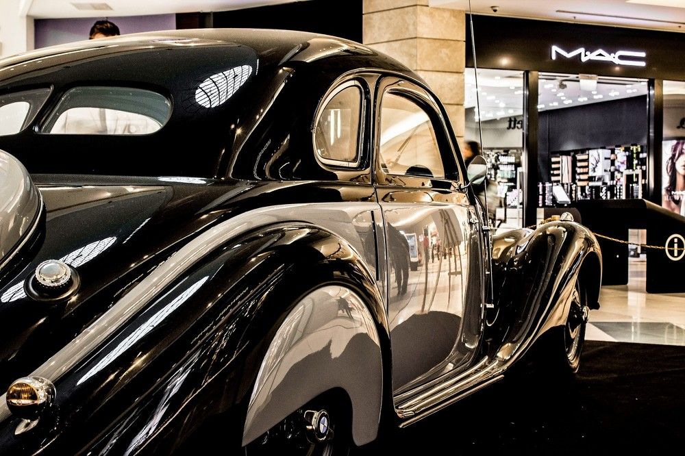 На крыле авто  - кадр старинного фильма