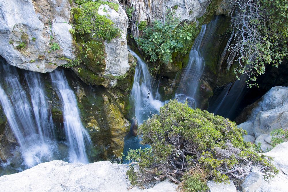 Плачущие скалы