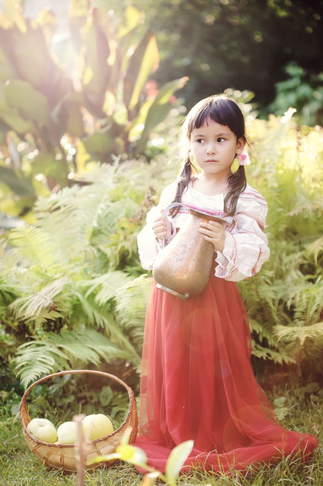 Девочка с кувшином