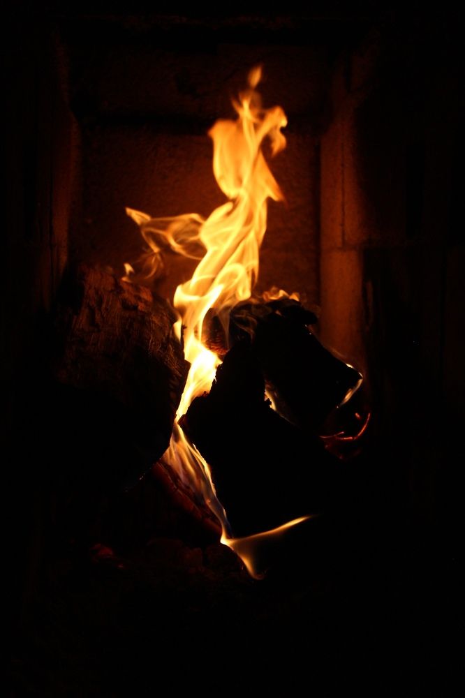 Живые глаза огня.