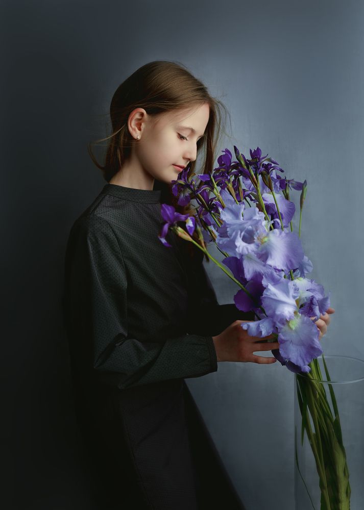 Девочка с ирисами