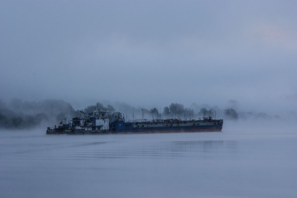 Волга, утро туман, баржа