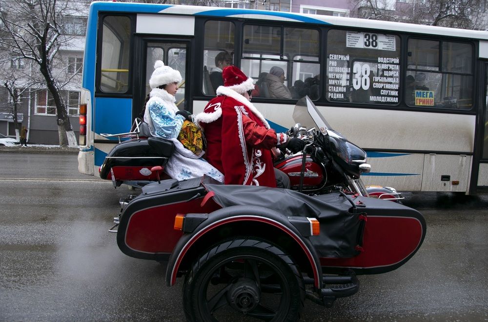 На парад Дедов Морозов.