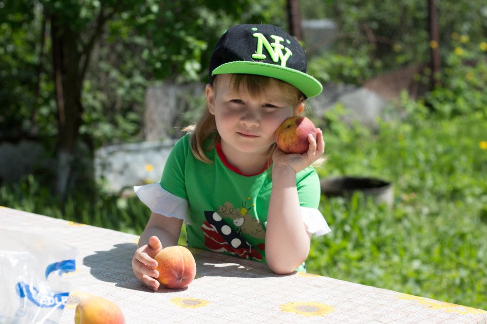 Девочка с персиками