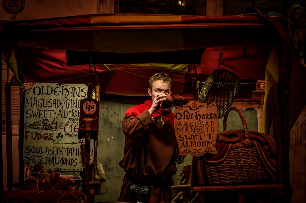 Продавец миндаля