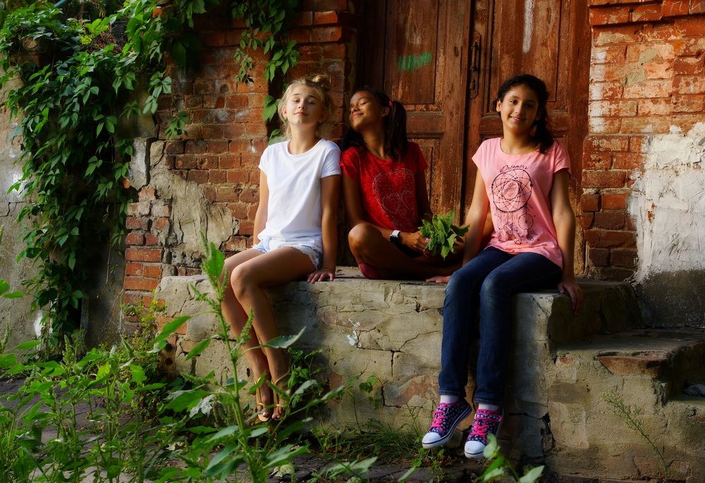 НА КРЫЛЕЧКЕ..