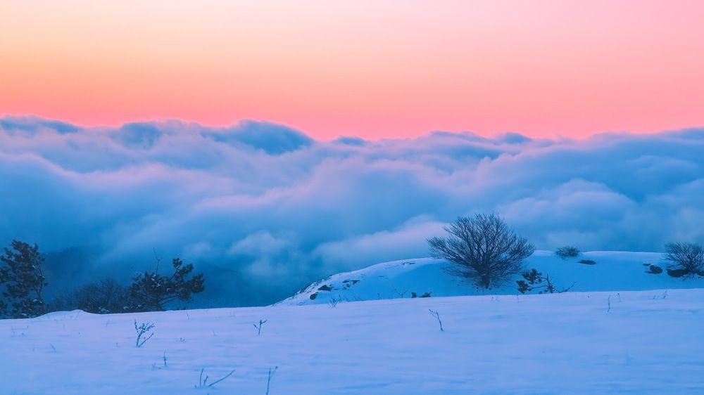 Горы спят, вдыхая облака.