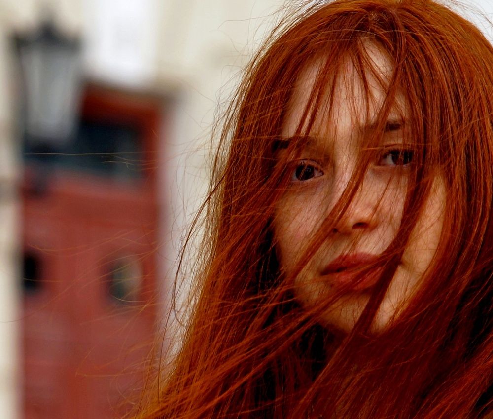 РЫЖАЯ ДЕВОЧКА. И  ВЕТЕР