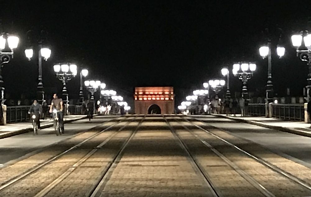 Un puente en la noche.