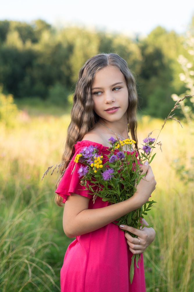 Юная барышня с луговыми цветами