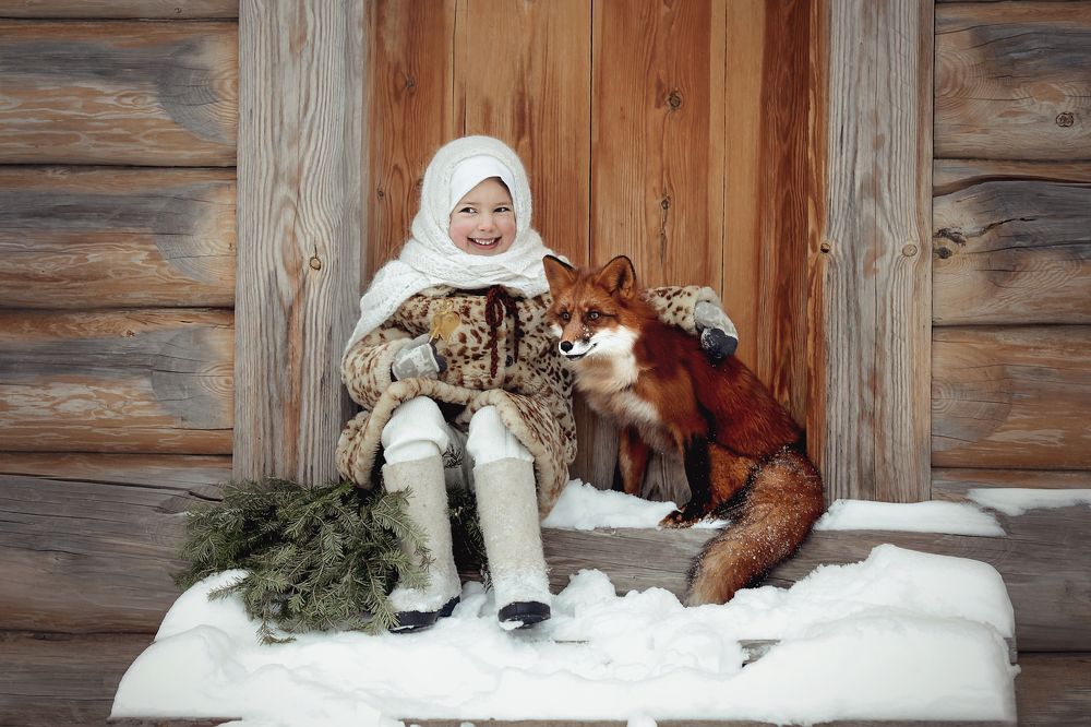 На золотом крыльце сидели