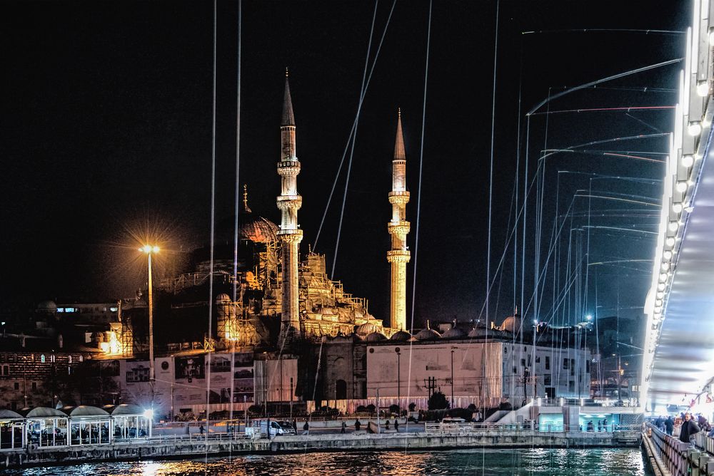 Ловля рыбы с моста Галата, Стамбул (Fishing from the Galata bridge, Istanbul)