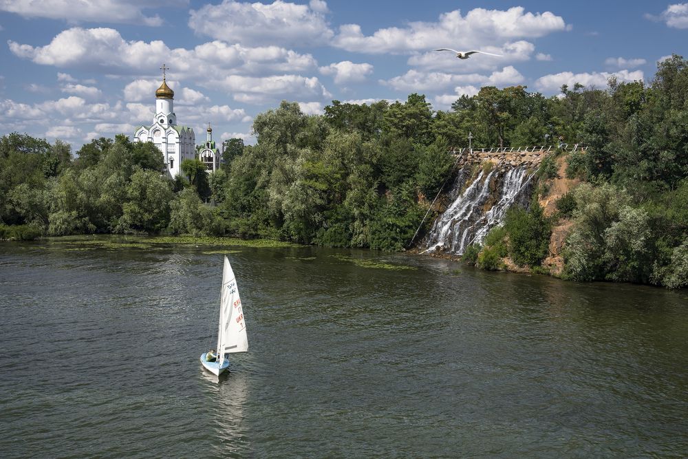 Белеет парус одинокий.