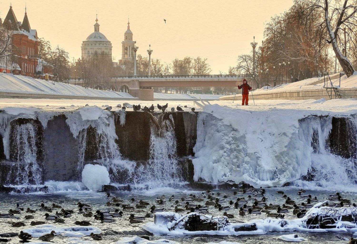Замёрзший водопад на реке Орлик