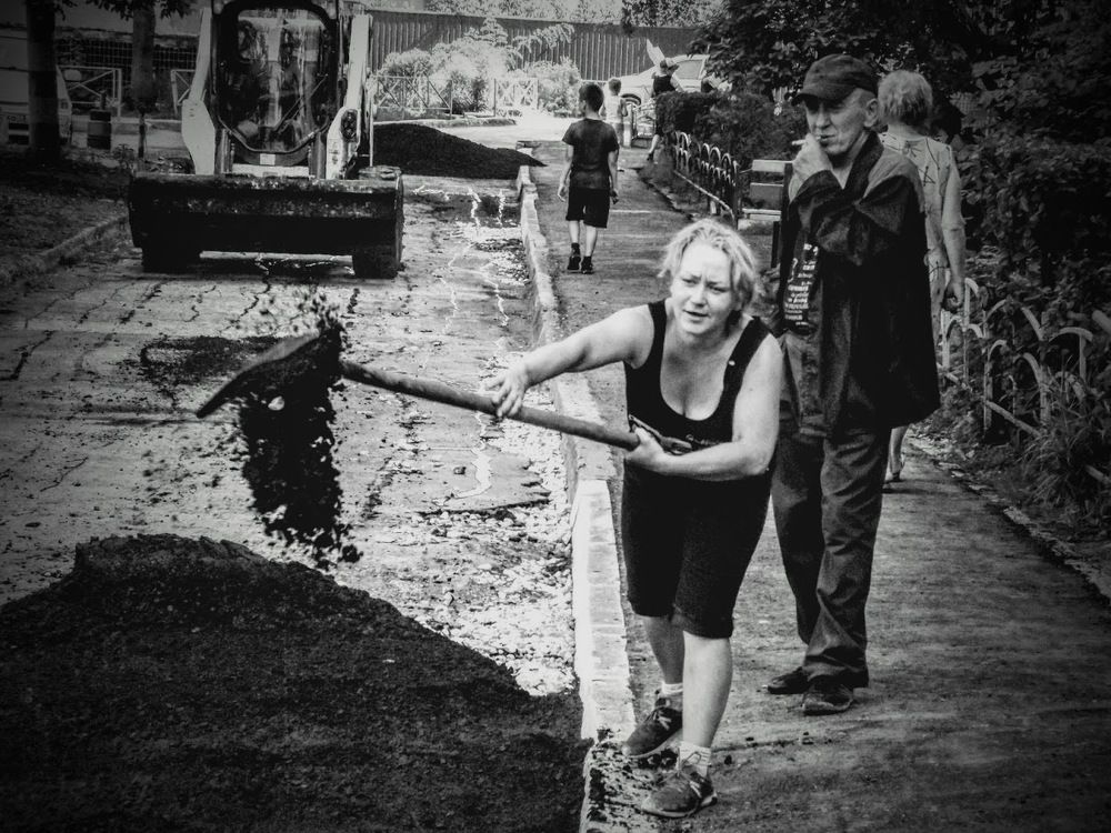 Женщины работают - мужики курят...