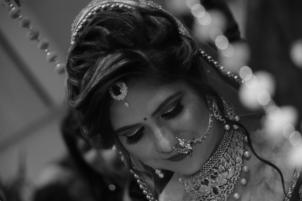 Wedding bride tale candid
