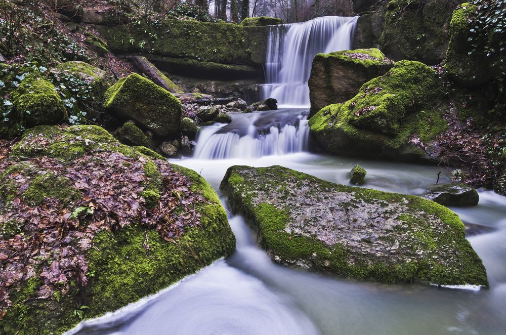 Водопад ранней весной в горах Кавказа
