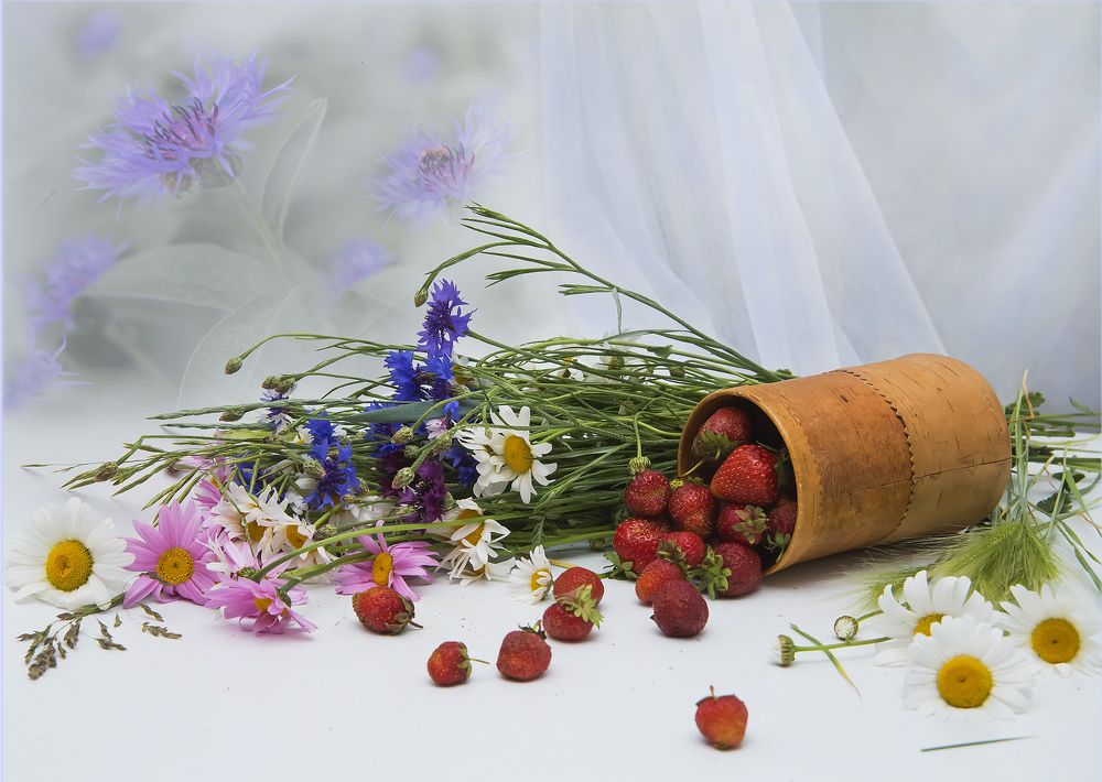 Цветы и ягоды.