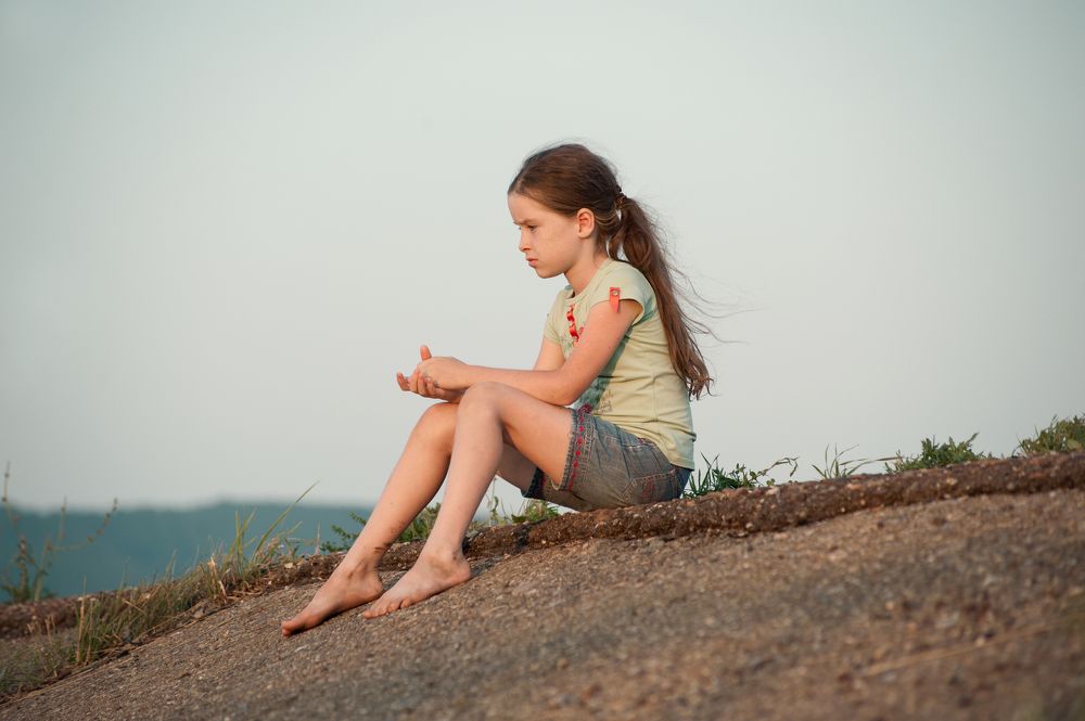 Девочка на пирсе.