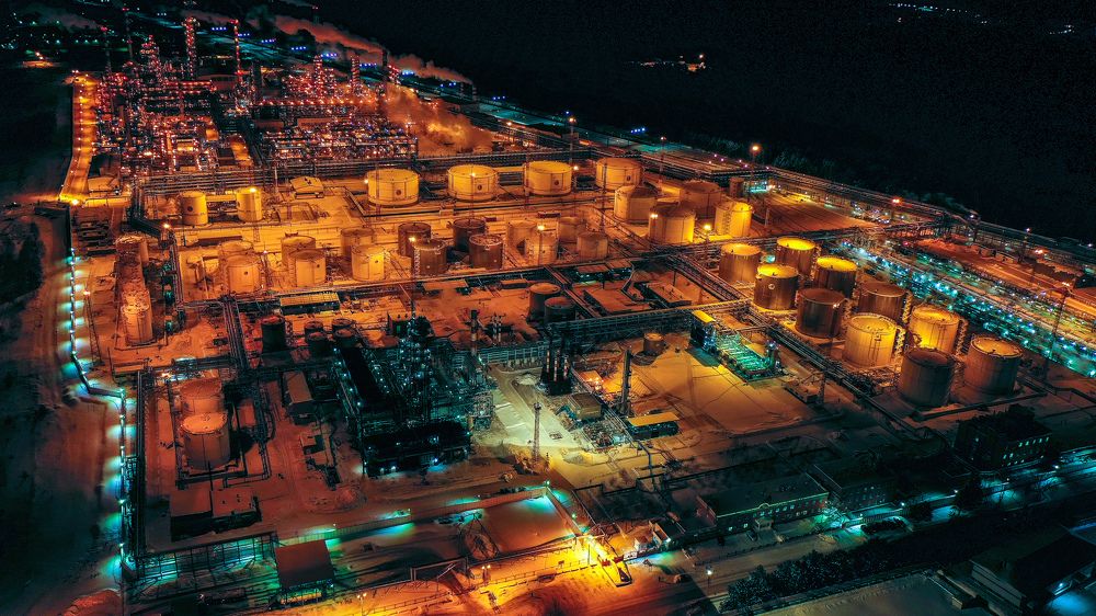 ночной вид завода