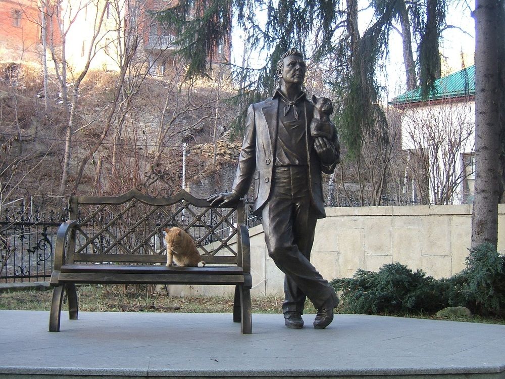 Кот  и памятник