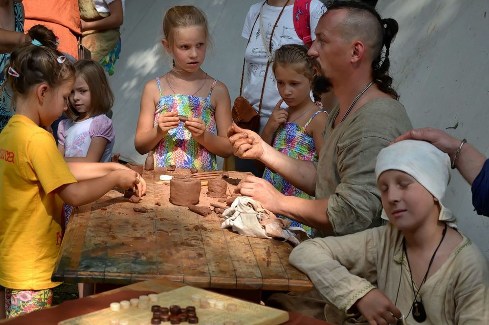 Ремесленник и дети.