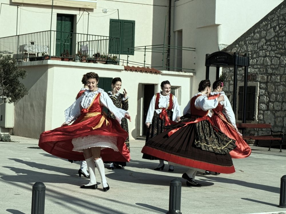 girls, folk, costumes, dance, emotions, time, motivation, happy