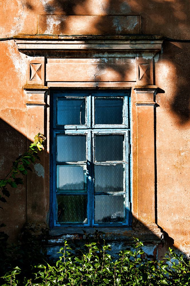 Окно старого дома