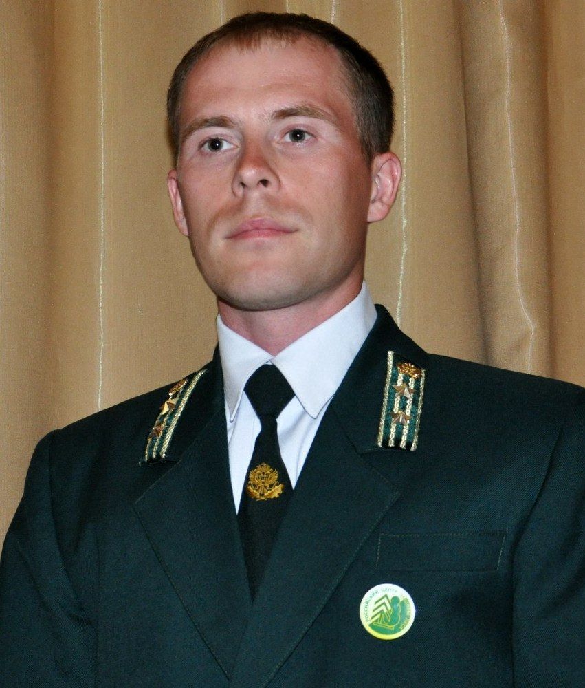 В форменном обмундировании