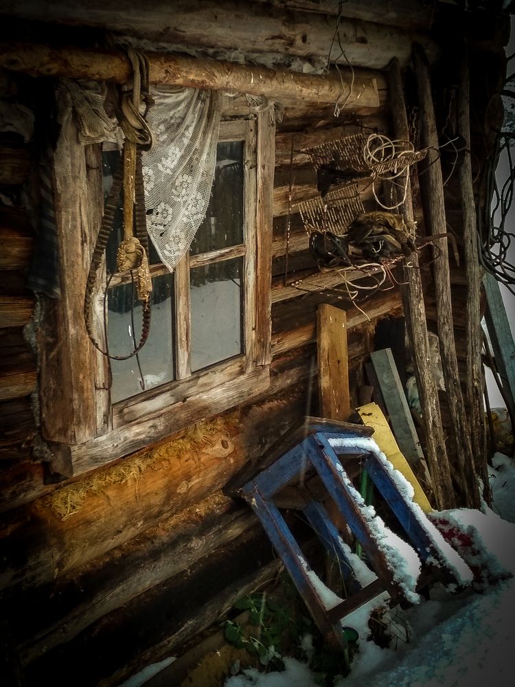 Синий табурет.