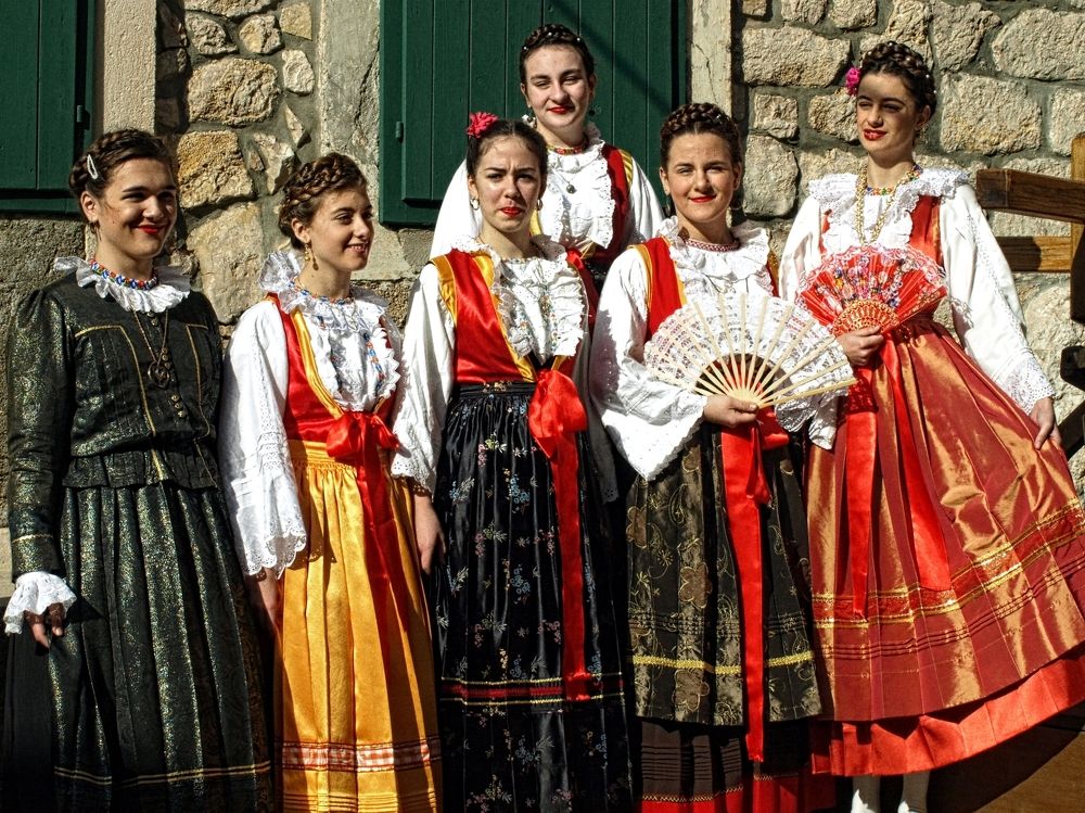 girls, folk, costumes, dance, emotions, time, motivation, happy