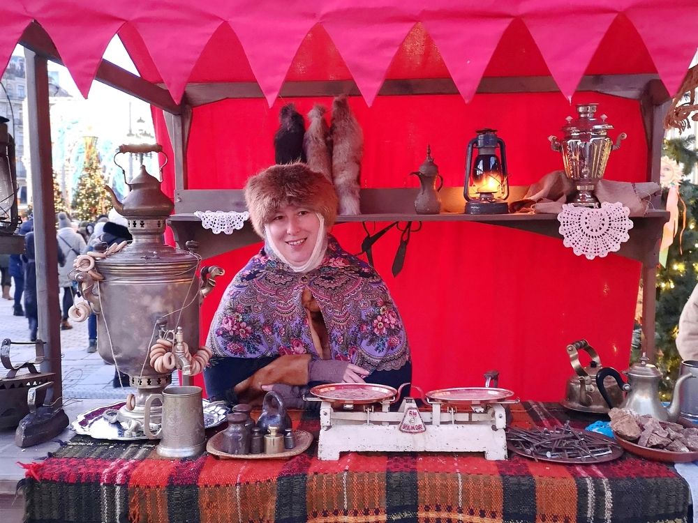 Конфеток-бараночек?...Извольте, господин Кустодиев!