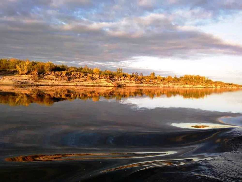 Берег реки. Осень...