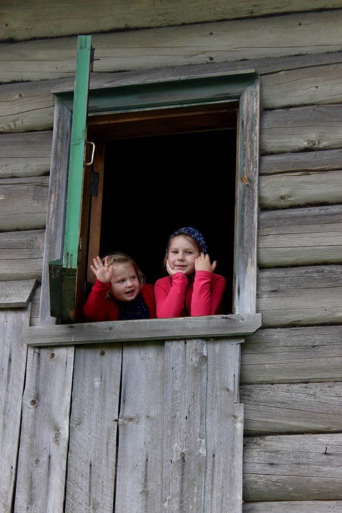 В деревенском окне
