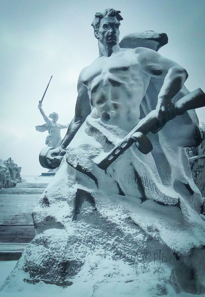 В тумане каменный стоит