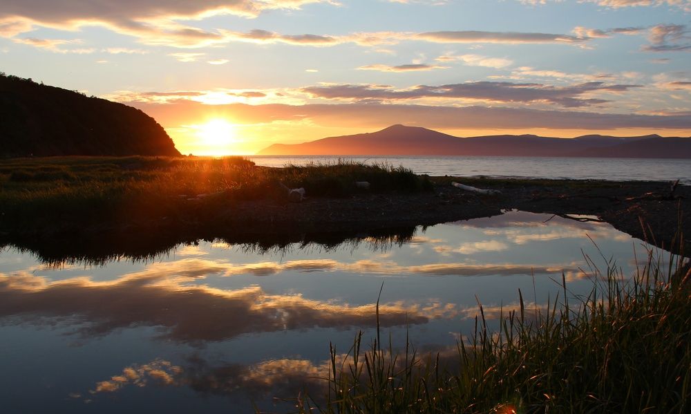 Спокойный облака в отражении ещё спокойнее