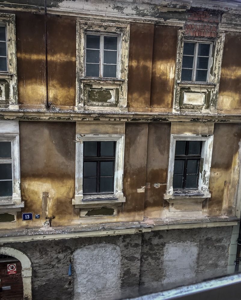Вид из окна на окна дома №13