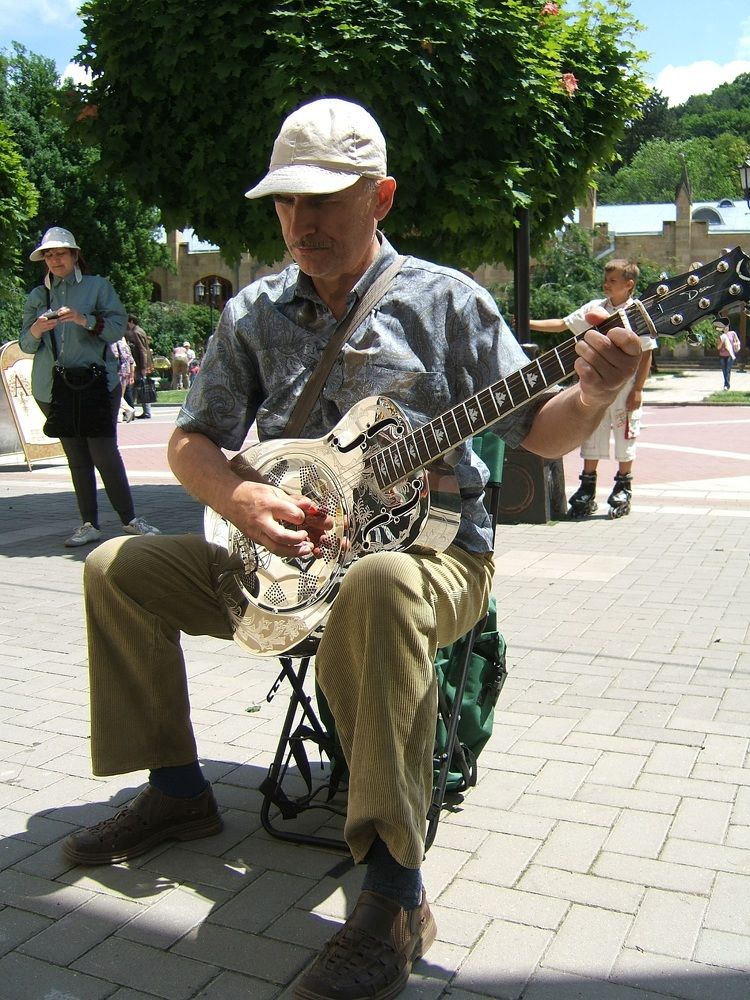Уличный  гитарист Костя