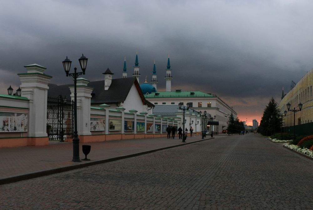 По главной улице кремля...