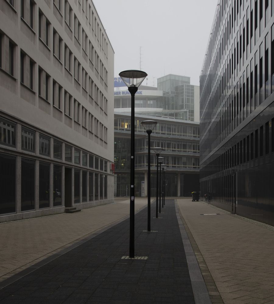 Утренний город в тумане.