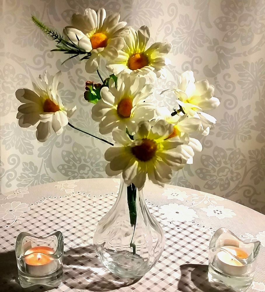 Цветы на столе