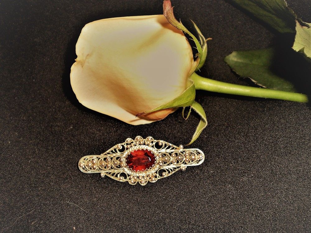 Белая роза и брошь.