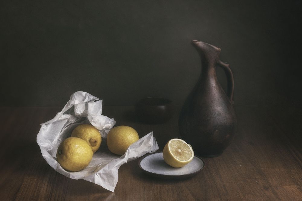 Кувшин с лимонами