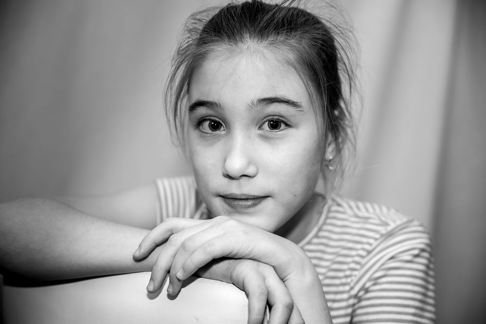 девочка на стуле