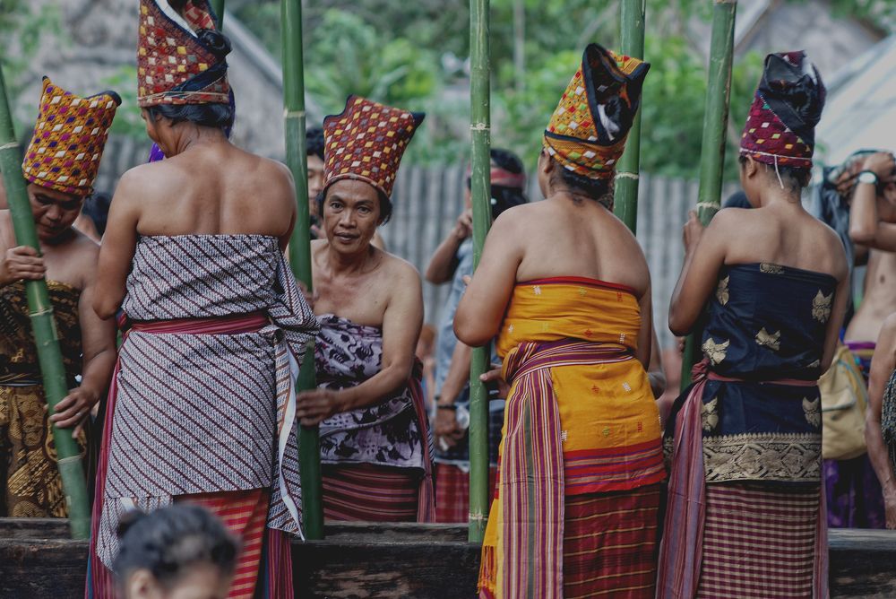 Menutu pare (menumbuk padi)